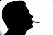 喫煙する男性のシルエット.jpg